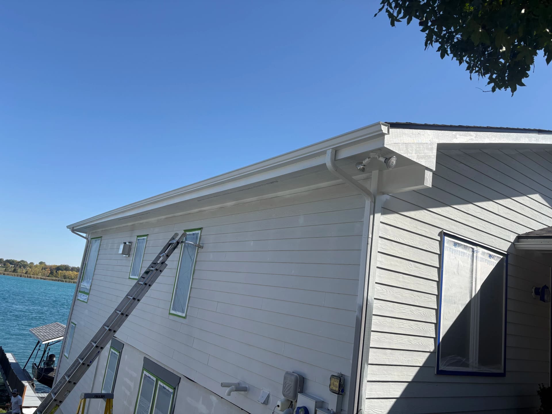 Gallery photos for Lakefront Home Gets a Full Exterior Color Change: Image #1