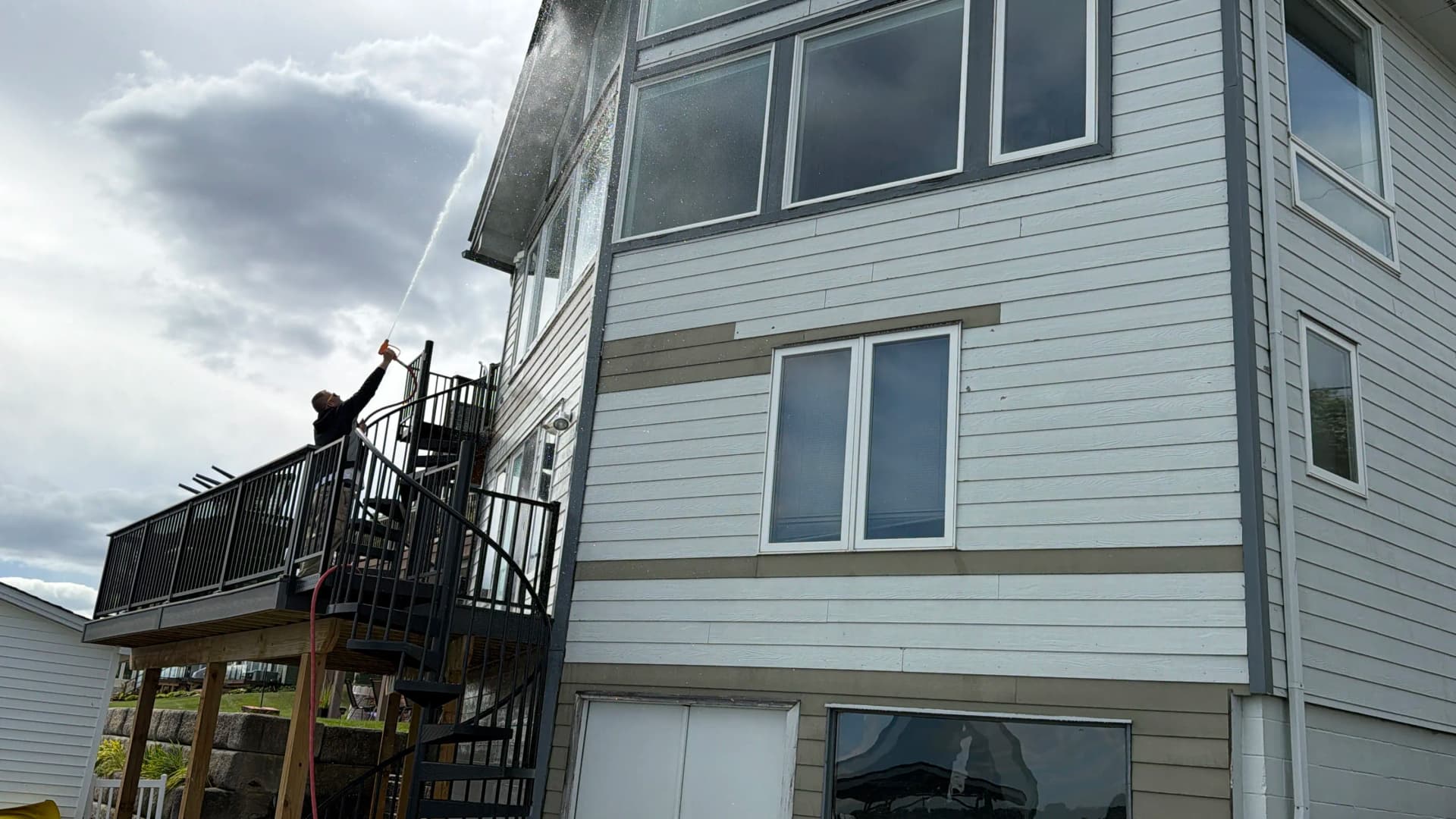 Gallery photos for Soft Washing a Lakefront Home Before Winter Hits: Image #1