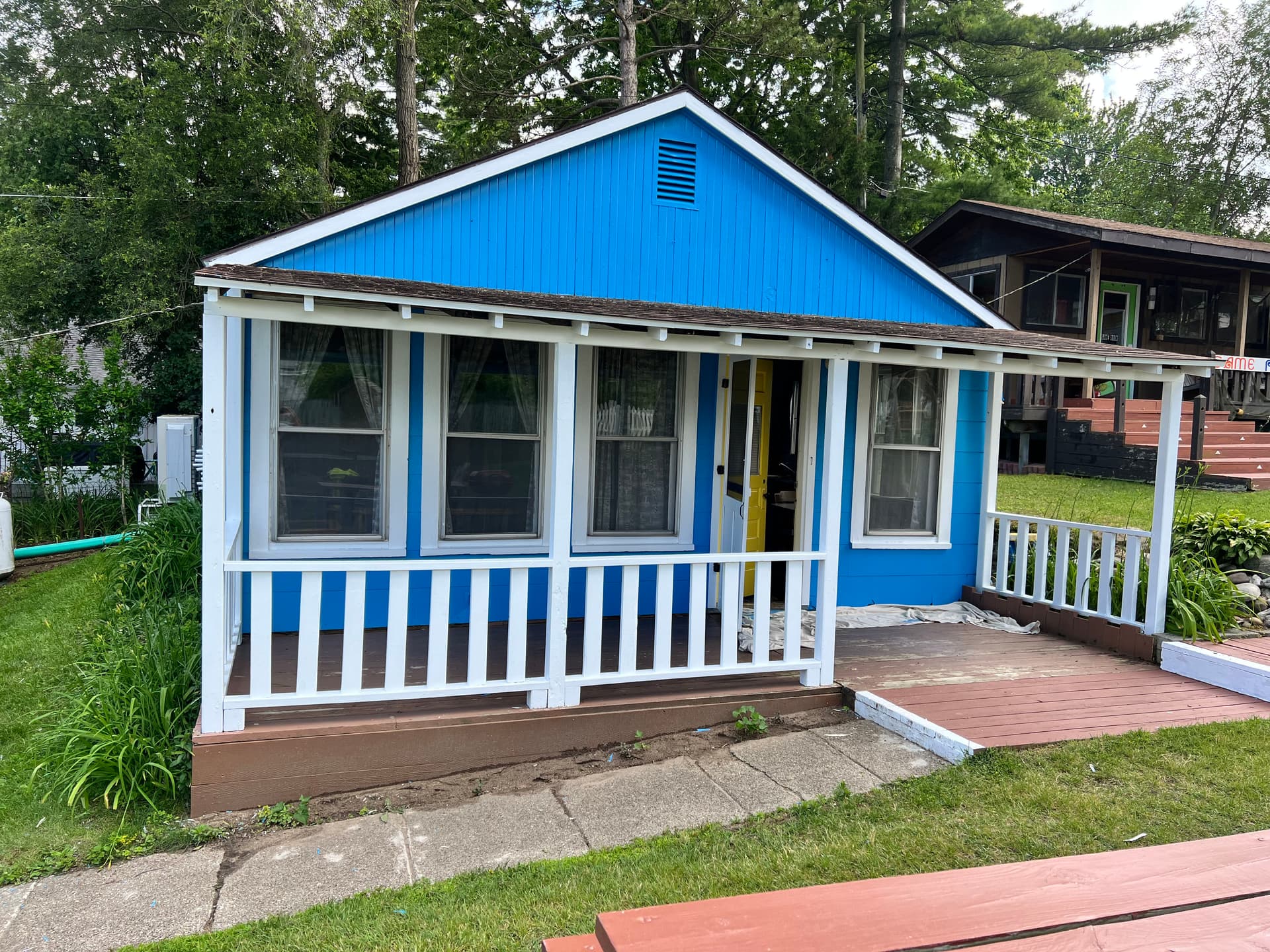 Gallery photos for Lakeside Cottages Get a Full Exterior Painting Overhaul: Image #5