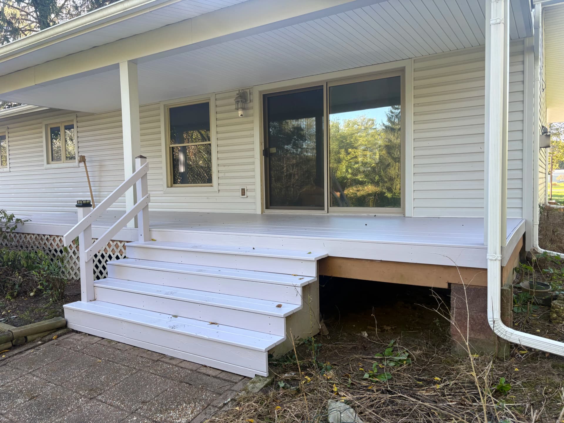 Gallery photos for A Worn Deck Gets a Clean White Finish: Image #3
