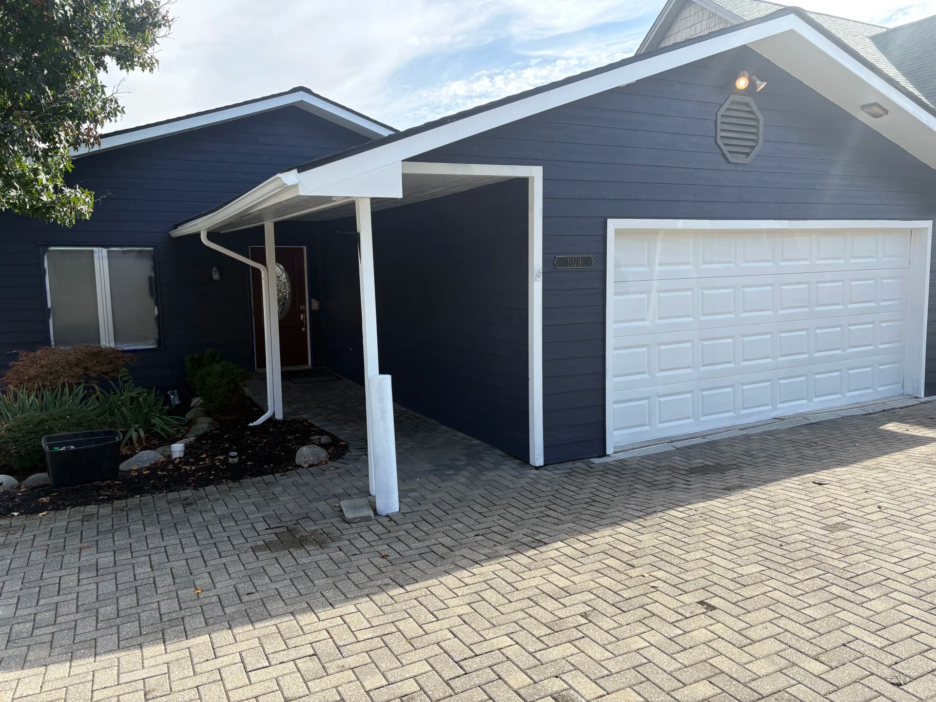 Gallery photos for Bold Navy Exterior Paint on a Lakefront Home: Image #9