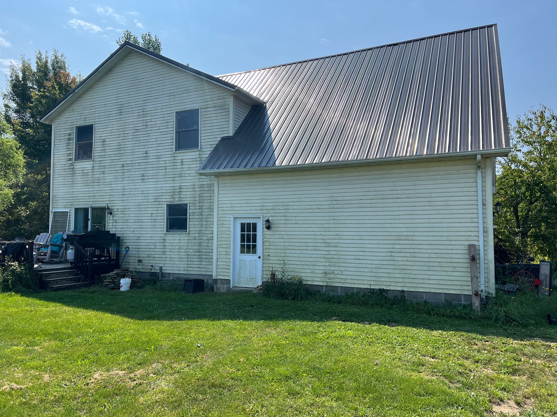Green Algae on White Siding Gets a Full House Wash image