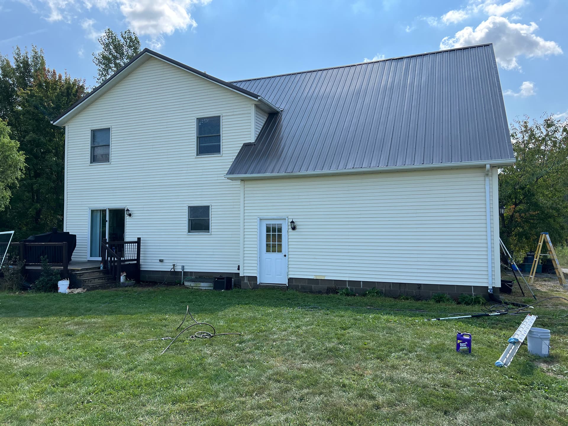 Gallery photos for Green Algae on White Siding Gets a Full House Wash: Image #4