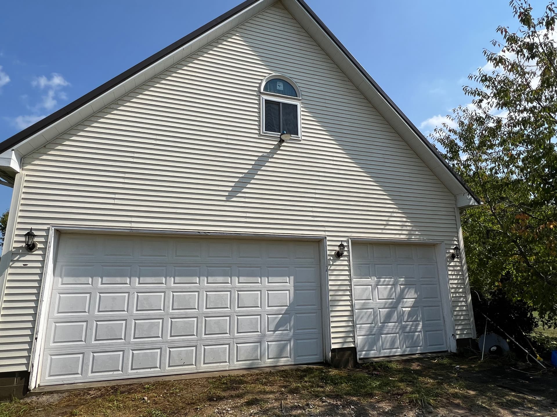 Gallery photos for Green Algae on White Siding Gets a Full House Wash: Image #5